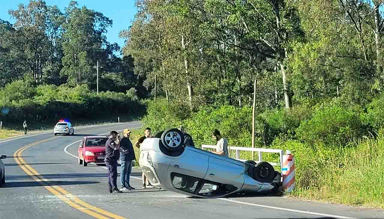 Un Auto Volc Esta Ma Ana En Ruta Zanja Del Encanto Rbc Am