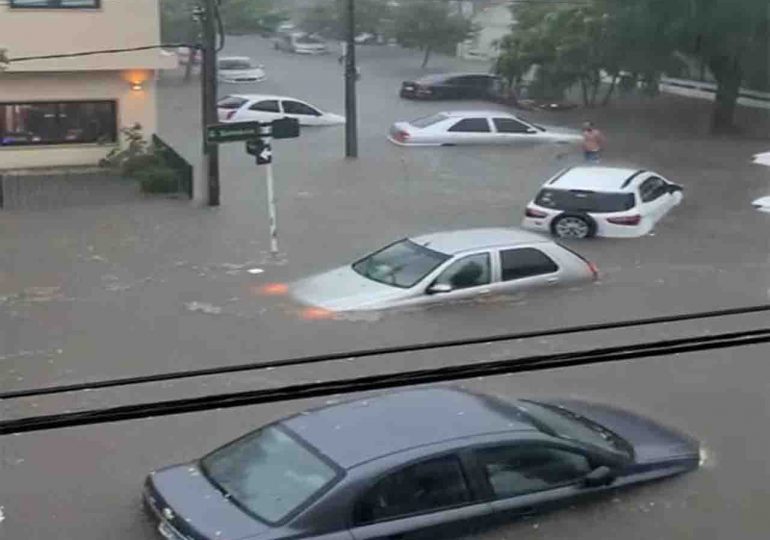 Un diluvio inusitado llegó a Piriápolis esta tarde, y se inundaron calles y comercios