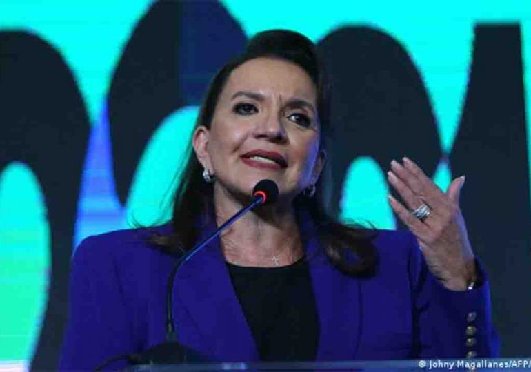 Xiomara Castro asume presidencia de Honduras y busca salida a crisis política