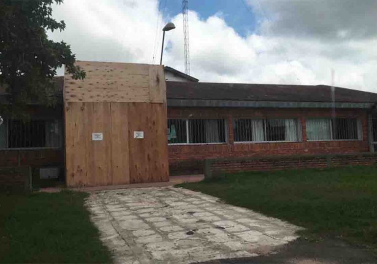 Usuarios del Hospital de Pan de Azúcar se quejan porque la puerta principal está clausurada y tapiada desde hace un tiempo