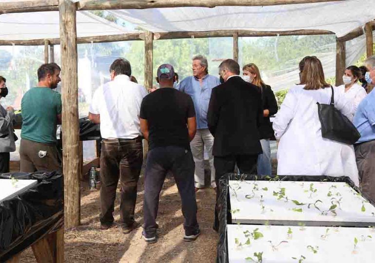 Antía conoció de primera mano el proyecto sobre huerta hidropónica que se desarrolla en el Centro Diurno del barrio Odizzio