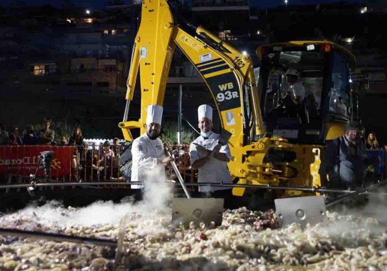 Aprotur entrega el dinero recaudado en la Paella Gigante