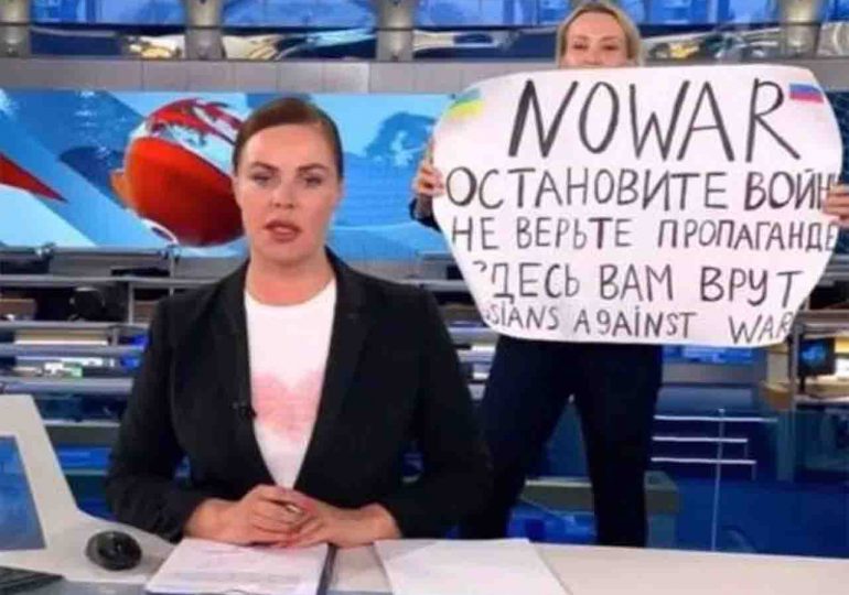 Una periodista de la televisión rusa interrumpió el informativo con una pancarta de 'No a la guerra