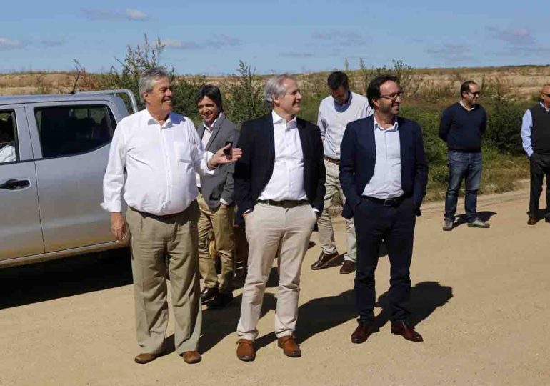 Avanza realojo del Kennedy; Intendente Antía se reunió con directivos de la CAF, recorrió el asentamiento y el nuevo barrio