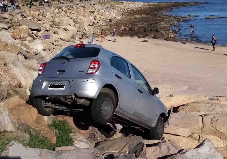 Auto cayó a las rocas en la rambla de Montevideo