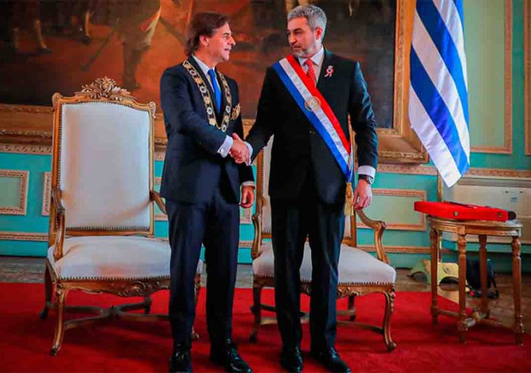 Luis Lacalle Pou recibió la máxima condecoración de honor de Paraguay