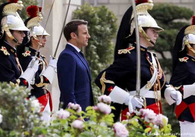 Macron promete una Francia "más fuerte" al asumir nuevo mandato