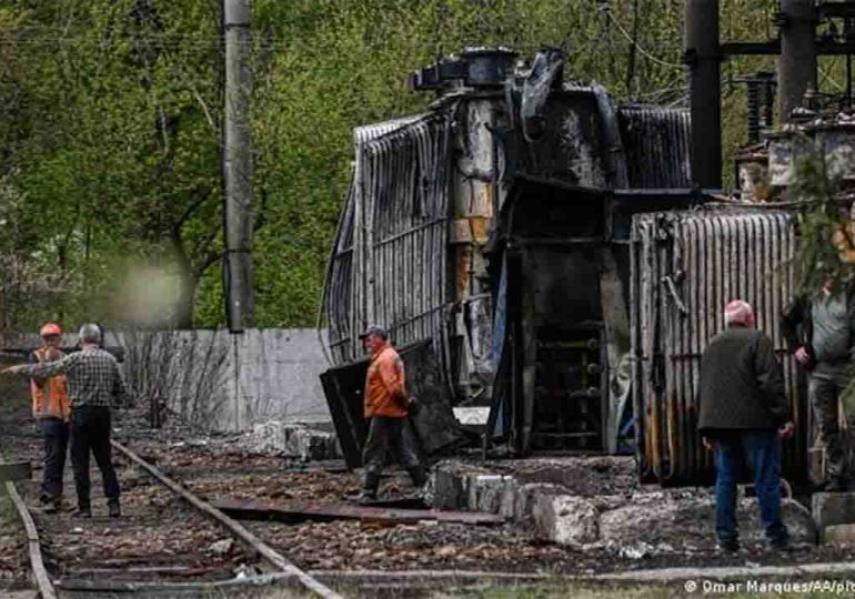 Rusos lanzan “masivas oleadas” de cohetes contra ferrocarril a 20 kilómetros de Polonia