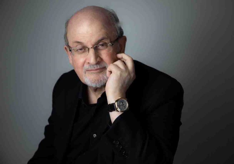 El escritor Salman Rushdie sobrevive con respiración asistida y podría perder un ojo tras el ataque en Nueva York