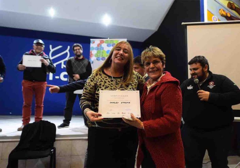 Ministra de vivienda entregó diplomas a 120 trabajadores en el PIT-CNT y destacó los sistemas constructivos no tradicionales para realizar viviendas