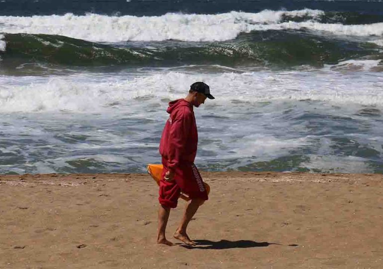 Guardavidas bajan a las playas con horario extendido