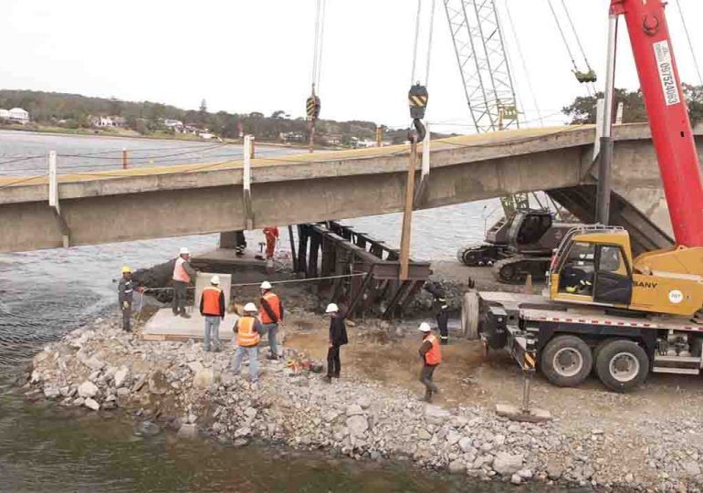 Quedó colocada la primera viga de apuntalamiento en el Puente 2 de la Barra