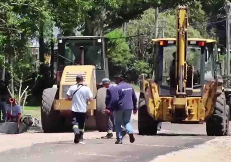 Municipio de Piriápolis continúa con los trabajos de riego asfáltico en barrio Country