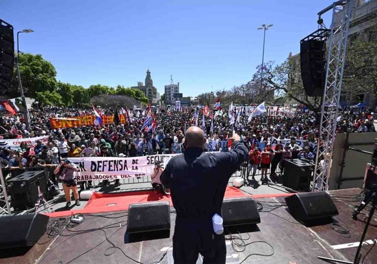 Paro y movilización del PIT-CNT reunió a una multitud frente al parlamento en rechazo de la reforma de la seguridad social