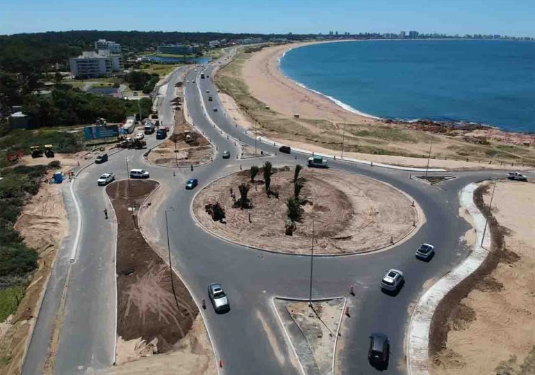 Nueva rotonda de acceso en Piedras del Chileno respeta la visión panorámica de la bahía y se fusiona con su entorno natural