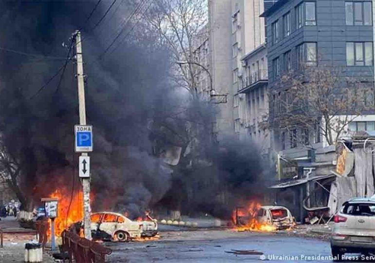 Rusia bombardea zona residencial en el centro de Jersón: ocho muertos