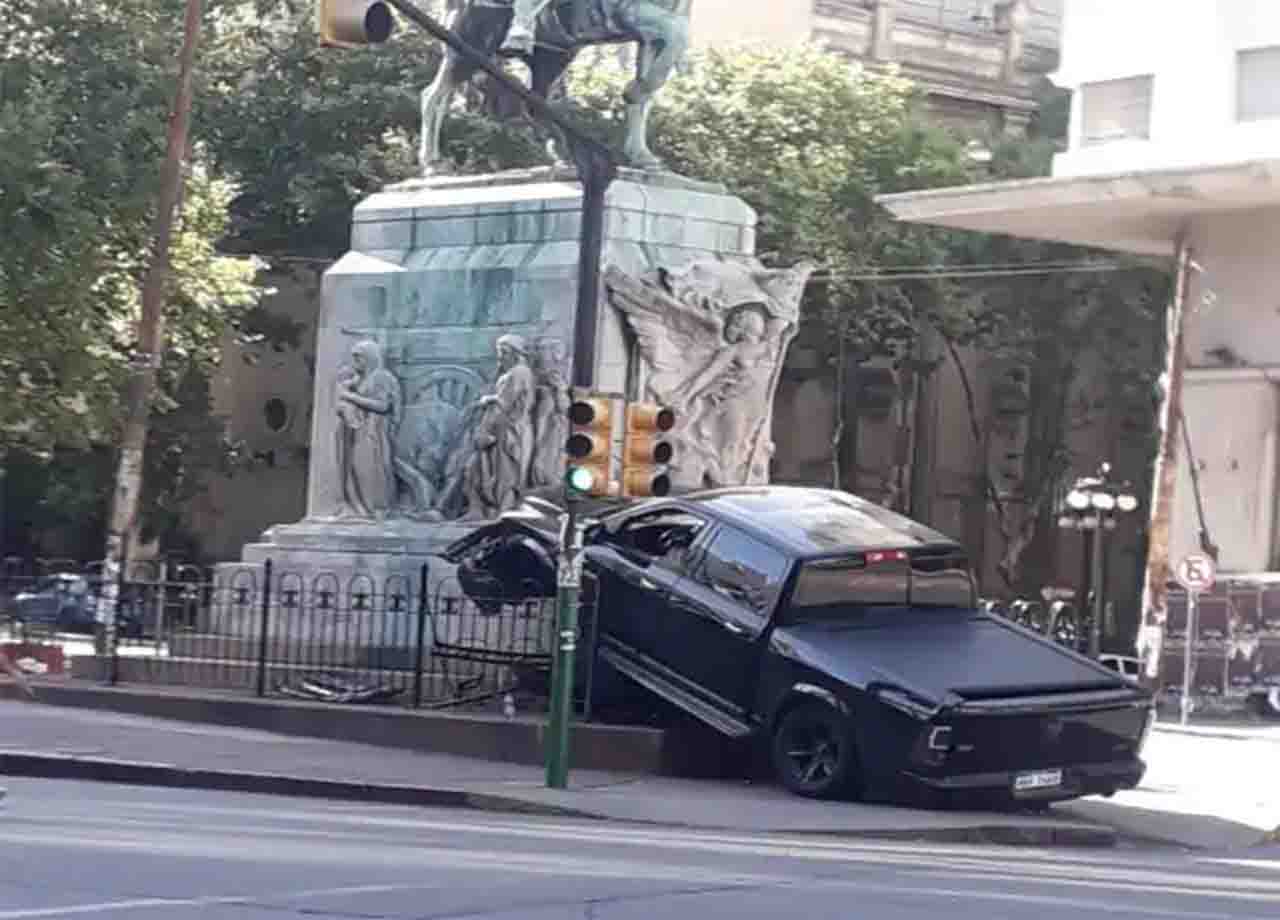 Una Camioneta Impactó Contra Monumento Al Gaucho - RBC 1210 AM