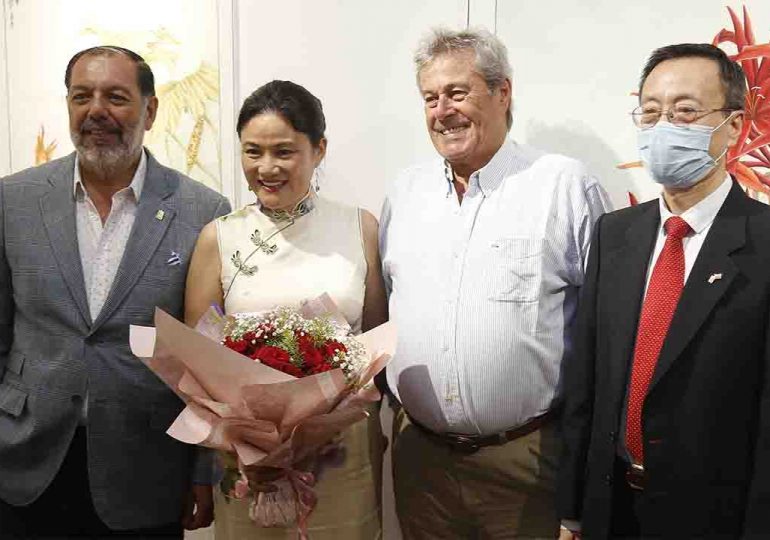 Antía visitó la exposición “Hermosas flores y luna llena” de Liu Meicen en el Museo Ralli