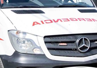 Mujer quedó atrapada tras choque frente al aeropuerto