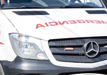 Mujer quedó atrapada tras choque frente al aeropuerto