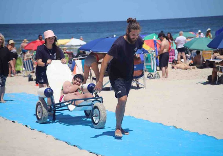 Turistas y residentes disfrutan de un verano inclusivo en Piriápolis