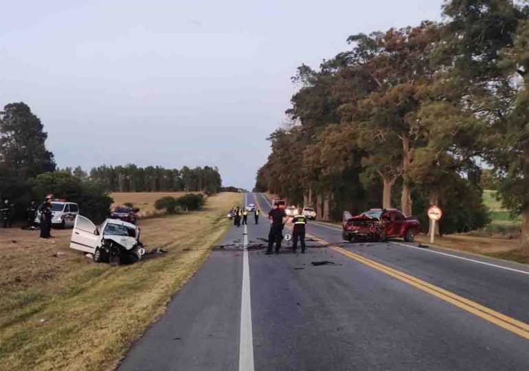 Choque frontal en Ruta 1 entre camioneta y auto