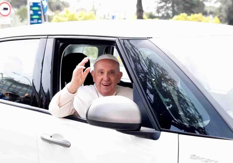 El papa Francisco fue dado de alta tras tres noches hospitalizado por bronquitis