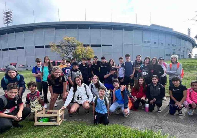 Niños que asisten a la Casa de la Mujer participaron en una actividad en el Estadio Centenario