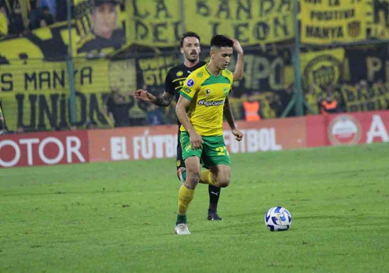 Peñarol perdió por goleada 4-1 ante Defensa y Justicia y quedó virtualmente eliminado