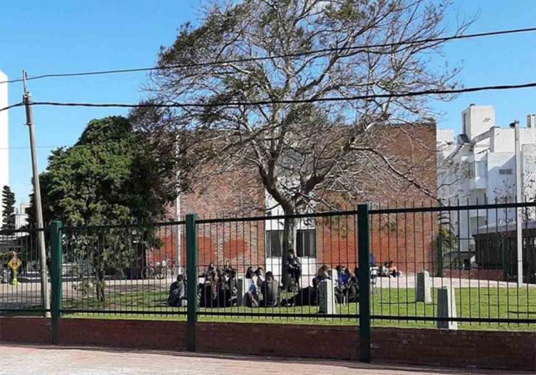 Fundación BROU realiza talleres de formación financiera en el Liceo de Piriapolis