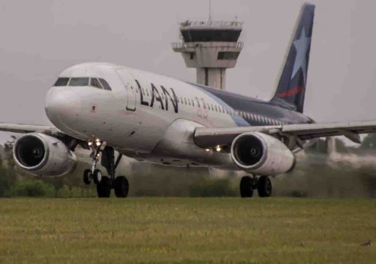 Conflicto aéreo | Controladores exigen cumplimiento del convenio y anuncian medidas de demora en despegues