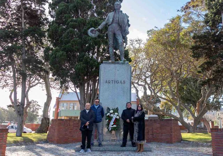 Alcalde de Piriápolis coloca ofrenda floral en la Plaza Artigas por el 193° aniversario de la Jura de la Constitución