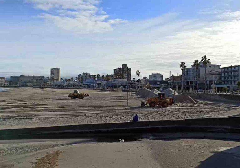 Maquinaria de la IDM desplaza arena acumulada en Playa La Rinconada