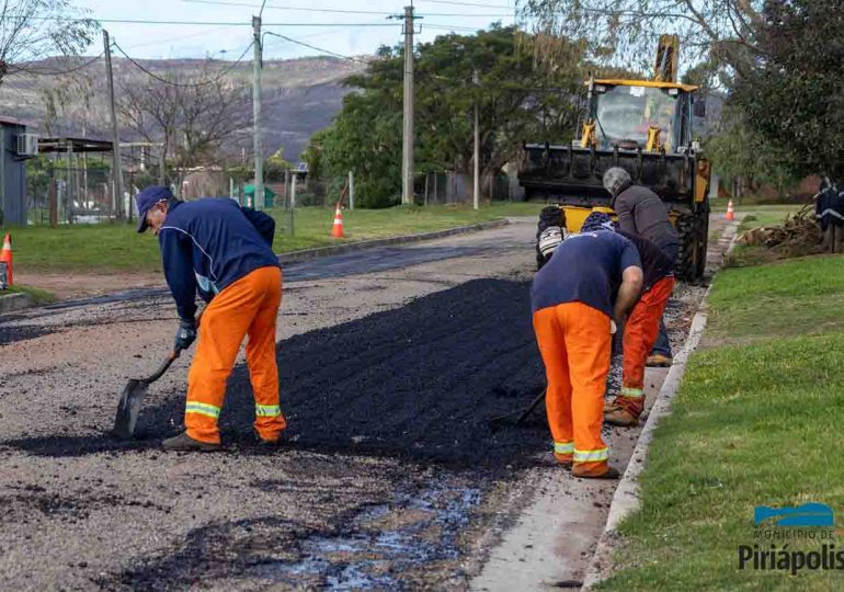 Continúan los trabajos de bacheo en Pueblo Obrero