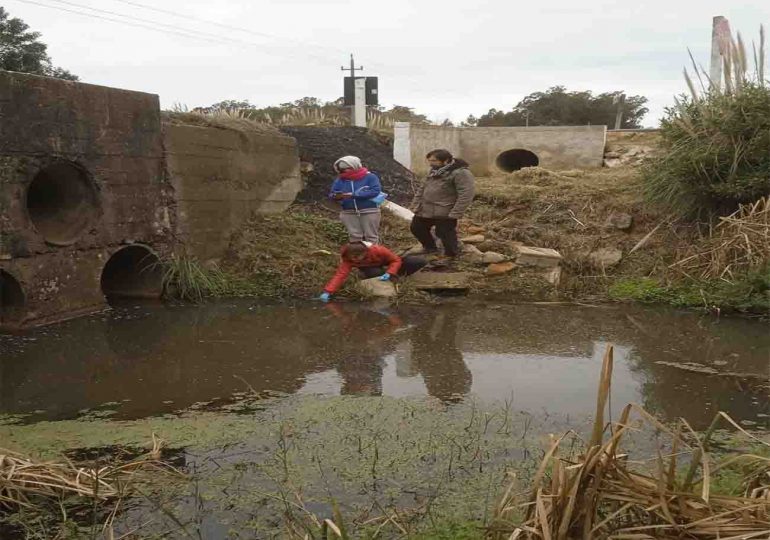 Calidad del agua en cañada de Punta Colorada preocupa a estudiantes y vecinos