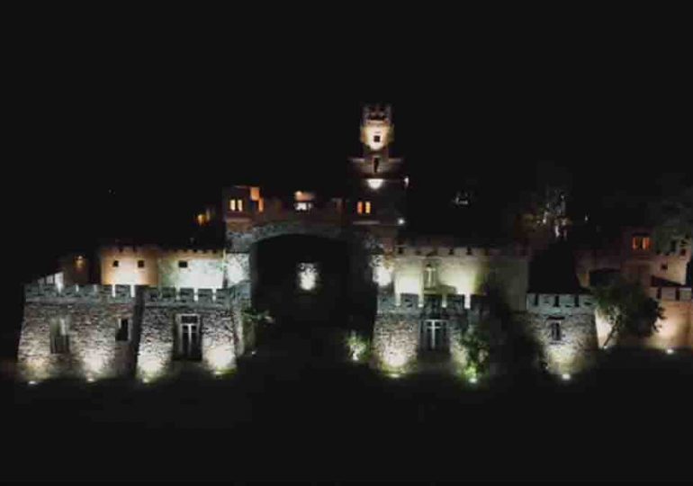 Municipio de Solís Grande encendió luces de fachada del Castillo "Pittamiglio"