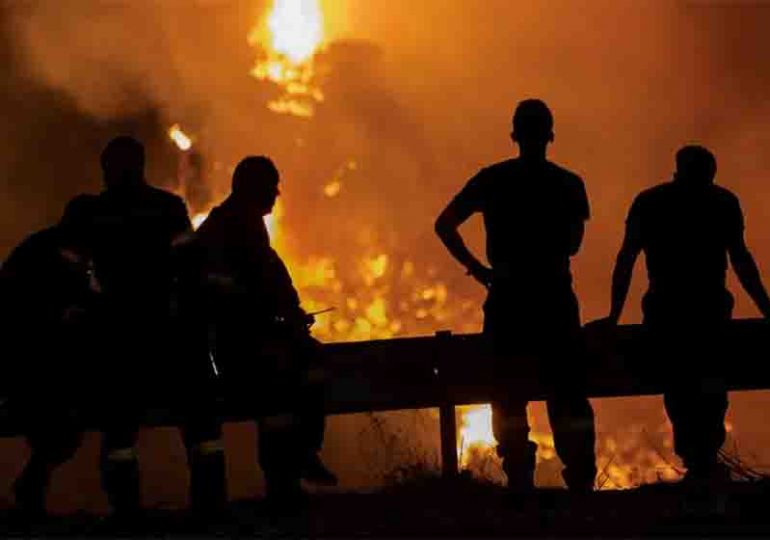 Grecia combate mayor incendio del que haya registro en la UE