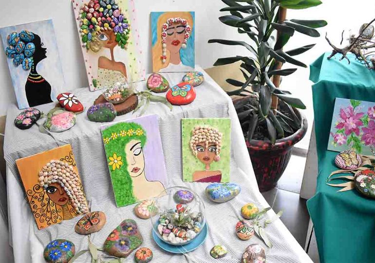 Exhibición de pintura en piedras