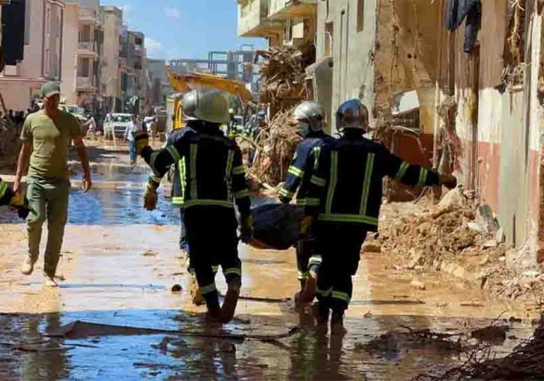 "El mar no para de devolver cuerpos": la angustia de sobrevivientes y familiares de víctimas de las inundaciones en Libia