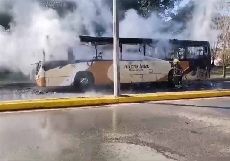 Ómnibus de la línea 20 de Micro Limitada se incendia en Avenida España