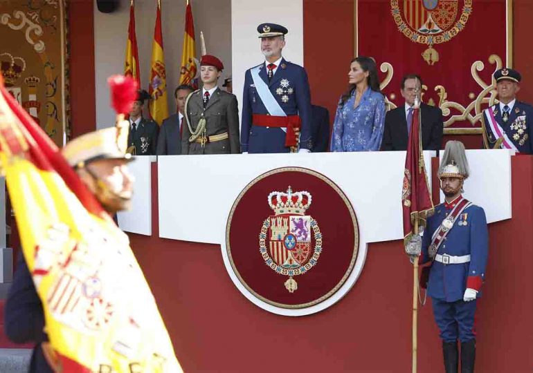 En España, la princesa Leonor se estrena con uniforme militar para presenciar el desfile de la Fiesta Nacional con los reyes