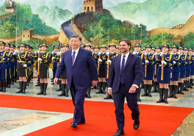 Presidentes Xi Jinping y Lacalle Pou acuerdan en Beijing acelerar la construcción de una Asociación de Libre Comercio bilateral