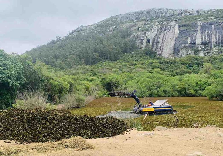 Máquina anfibia limpia los lagos de la Estación de Cría de Fauna y Flora del Cerro Pan de Azúcar (ECFA)