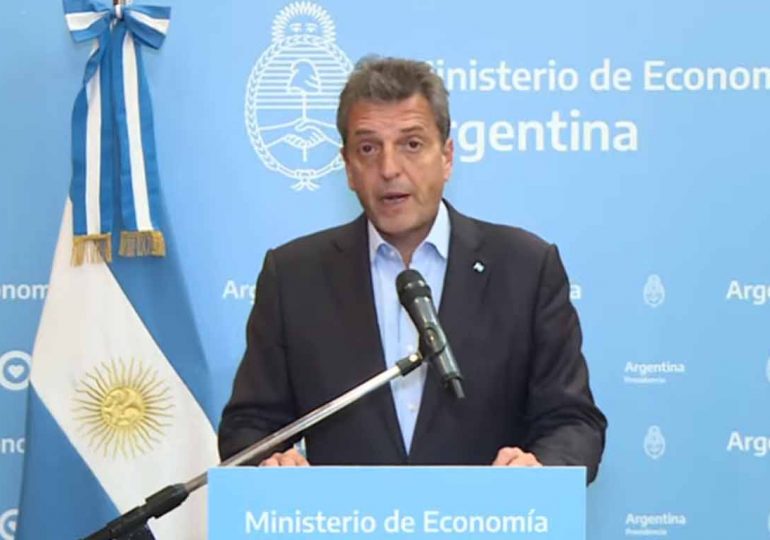 En Argentina, Sergio Massa anunció que se congela el aumento del impuesto a los combustibles