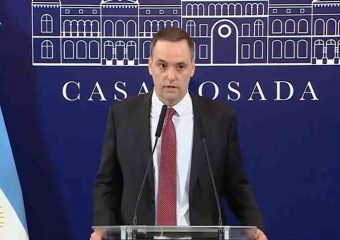 En Argentina, Manuel Adorni renunció y denunció “hostigamiento” mediático