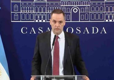 En Argentina, Manuel Adorni renunció y denunció "hostigamiento" mediático