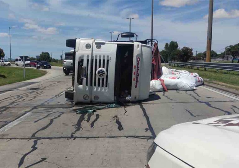 Vuelco de camión en Ruta 5 genera tránsito lento