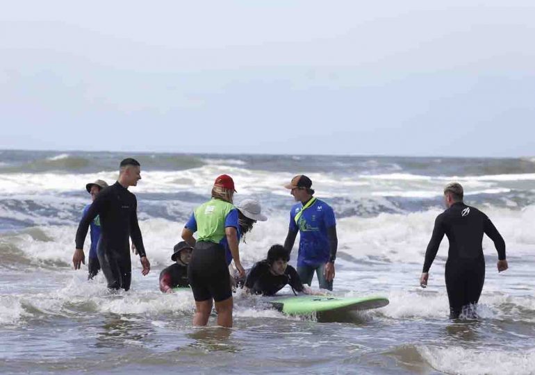 Exitoso Encuentro de Surf Inclusivo: 56 Jóvenes en situación de discapacidad disfrutaron del mar