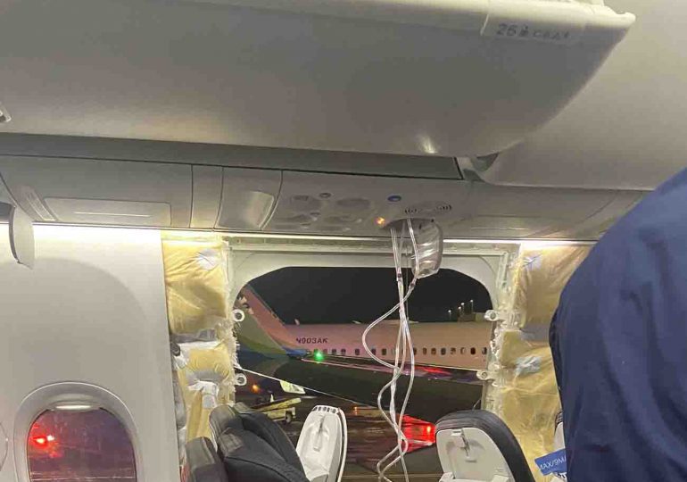 Encuentran la pieza de avión de Alaska Airlines que explotó y se desprendió en pleno vuelo