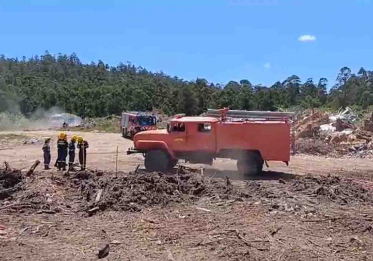 Bomberos de Pan de Azúcar controlan incendio en vertedero municipal